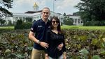 Dunia Serasa Milik Berdua! 9 Pose Mesra Okan Kornelius Bareng Pacar Baru