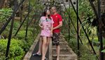 Dunia Serasa Milik Berdua! 9 Pose Mesra Okan Kornelius Bareng Pacar Baru