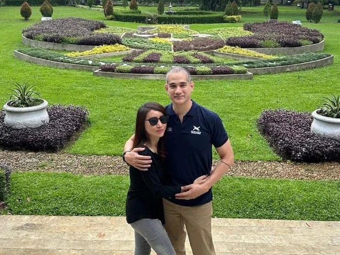 Okan Kornelius dan kekasih hati.