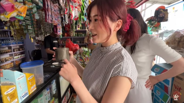 Orang Jepang beli jajanan di warung kelontong