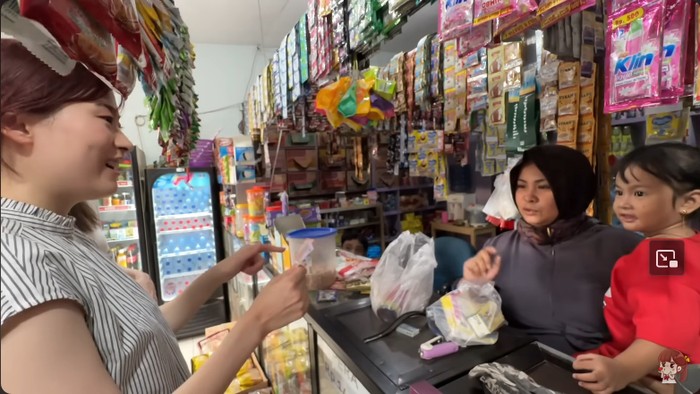 Orang Jepang beli jajanan di warung kelontong