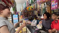 Lucu! Begini Serunya Orang Jepang Belanja di Warung Kelontong