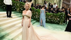 Met Gala 2024, Pamela Anderson Bikin Pangling dengan Makeup Tipis