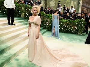 Met Gala 2024, Pamela Anderson Bikin Pangling dengan Makeup Tipis