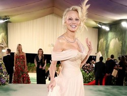 Pamela Anderson Ngaku Berjuang untuk Tetap Single Setelah 6 Kali Bercerai