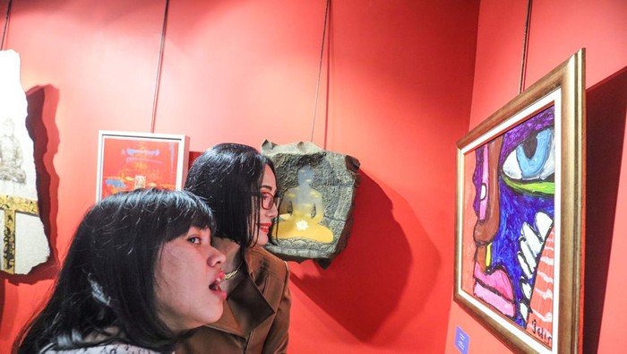 Atase Kerja sama Kebudayaan dan Audio Visual IFI Charlotte Esnou (kanan) mendengarkan penjelasan dari Seniman Lully Tutus (kiri) saat melihat karya miliknya yang ditampilkan pada pameran Nouveau Voyage di Institut Francais Indonesia (IFI) Wijaya, Jakarta, Senin (6/5/2024). Institut Francais Indonesia bersama Jakarta Visual Art menggelar pameran seni rupa bertajuk Nouveau Voyage itu menampilkan 15 karya dari 7 seniman yang berlangsung hingga 25 Mei 2024. ANTARA FOTO/Asprilla Dwi Adha/aww.
