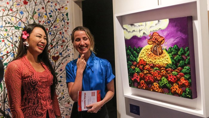 Atase Kerja sama Kebudayaan dan Audio Visual IFI Charlotte Esnou (kanan) mendengarkan penjelasan dari Seniman Lully Tutus (kiri) saat melihat karya miliknya yang ditampilkan pada pameran Nouveau Voyage di Institut Francais Indonesia (IFI) Wijaya, Jakarta, Senin (6/5/2024). Institut Francais Indonesia bersama Jakarta Visual Art menggelar pameran seni rupa bertajuk Nouveau Voyage itu menampilkan 15 karya dari 7 seniman yang berlangsung hingga 25 Mei 2024. ANTARA FOTO/Asprilla Dwi Adha/aww.