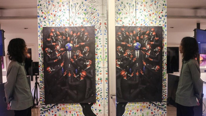 Pameran seni rupa Nouveau Voyage Atase Kerja sama Kebudayaan dan Audio Visual IFI Charlotte Esnou (kanan) mendengarkan penjelasan dari Seniman Lully Tutus (kiri) saat melihat karya miliknya yang ditampilkan pada pameran Nouveau Voyage di Institut Francais Indonesia (IFI) Wijaya, Jakarta, Senin (6/5/2024). Institut Francais Indonesia bersama Jakarta Visual Art menggelar pameran seni rupa bertajuk Nouveau Voyage itu menampilkan 15 karya dari 7 seniman yang berlangsung hingga 25 Mei 2024. ANTARA FOTO/Asprilla Dwi Adha/aww.