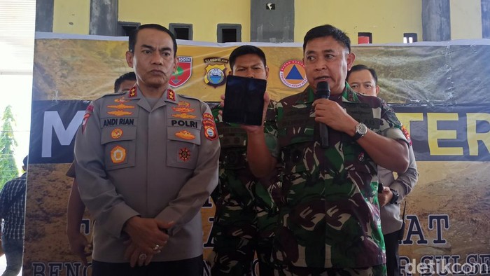 Pangdam XIV/Hasanuddin Mayor Jenderal Bobby Rinal Makmun bersama Kapolda Sulsel Irjen Andi Rian Ryacudu Djajadi.