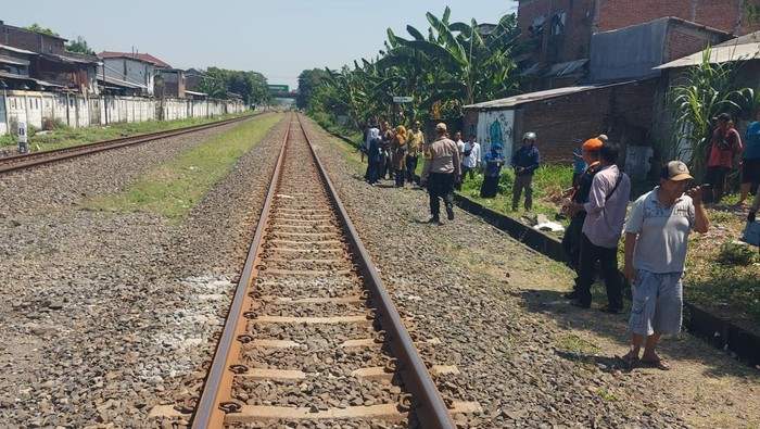 Pemotor tewas tertabrak kereta api di perlintasan Puri Anjasmara Kota Semarang.