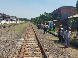 Terobos Palang, Pemotor Tewas Tertabrak Kereta di Semarang