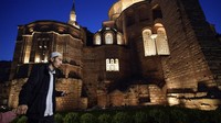 Keputusan untuk mengubah bangunan ini menjadi masjid terjadi tak lama setelah transformasi serupa terjadi pada ikon Hagia Sophia, katedral ikonik yang memiliki sejarah lebih dari 1.500 tahun, dari museum menjadi masjid pada 2020.  