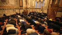 Jemaah Muslim melaksanakan salat magrib di bekas gereja Bizantium yang resmi dibuka sebagai masjid, di Istanbul, Turki, Senin (6/5/2024).  