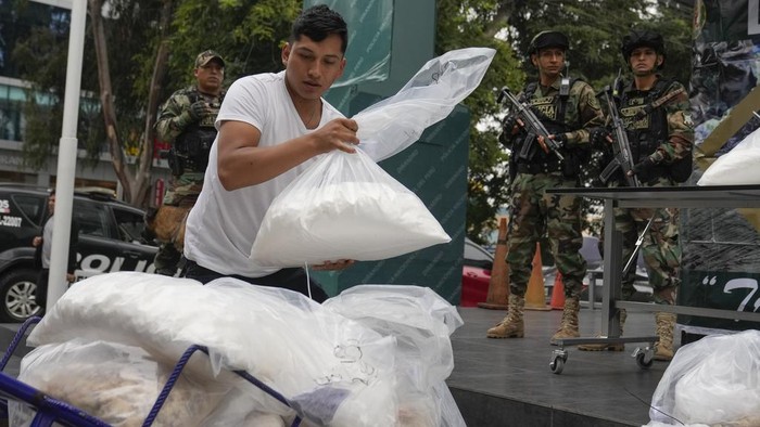 Anti-narcotics officers present seized cocaine to the media at a police narcotics base in Lima, Peru, Monday, May 6, 2024. Police say they seized more than one ton of cocaine nationwide in April in the Valley of the Apurimac, a region known as VRAEM. (AP Photo/Martin Mejia)