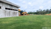 Beberapa di antaranya seperti satu lapangan natural dengan rumput berjenis Zoysia Matrella (ZM) atau rumput manila,serta  satu lapangan berumput sintetis. Beberapa proyek lainnya adalah gedung ruang ganti dan dua dormitory.