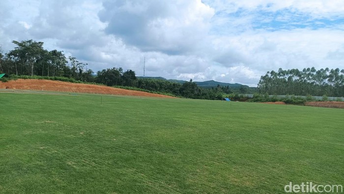 Penampakan Terkini Training Center di IKN yang Disuntik FIFA Rp 86 M Federasi Sepak Bola Internasional (FIFA) diketahui memberi hibah Rp 86 miliar untuk membangun National Training Center (TC) di Ibu Kota Nusantara. Bagaimana kondisinya sekarang?