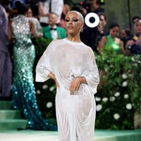 Saya ingin memakai kaos putih, juga karena kaos putih itu abadi,” kata Doja Cat lagi dalam wawancara dengan Entertainment Tonight.  Foto: Dimitrios Kambouris/Getty Images for The Met Museum/Vogue