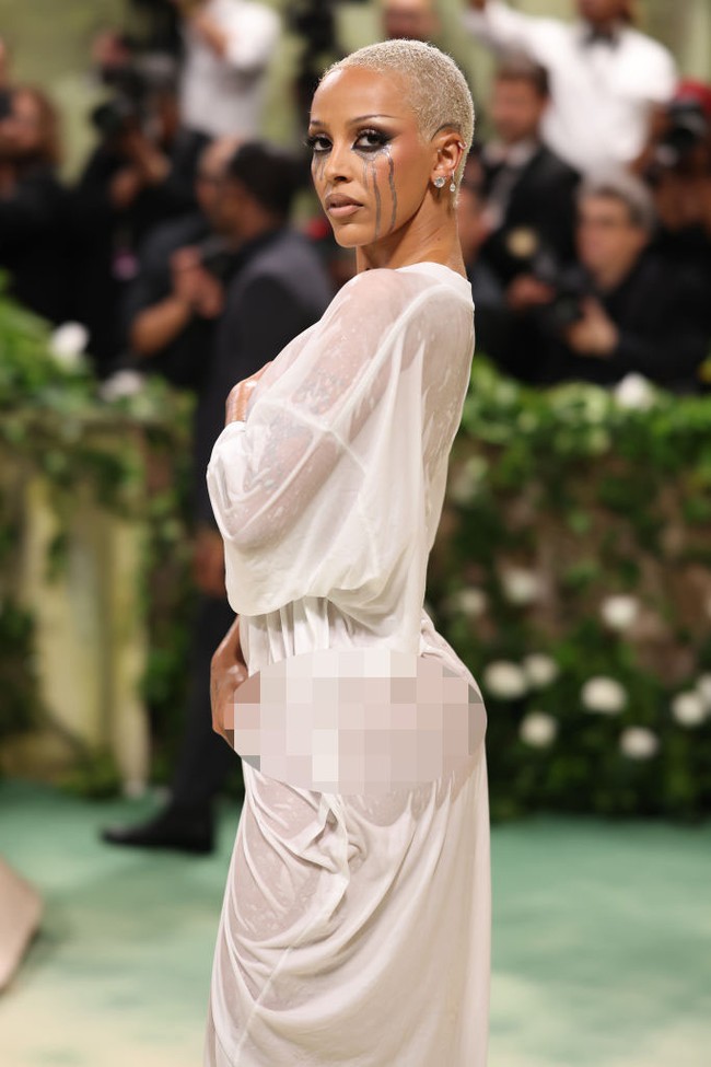 Doja Cat yang mencuri atensi di Met Gala 2024 mengungkapkan rahasia di balik penampilannya yang terlihat basah. Rupanya dia tidak benar-benar diguyur air. Rupanya ada trik tersendiri sehingga dia terlihat basah. “Saya seharusnya tidak memberikan rahasia ini, tapi ini adalah gel rambut. Ini adalah gel rambut,” katanya. Foto: WireImage/John Shearer