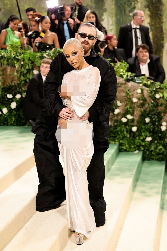 Tampil wet look, Doja Cat hadir di Met Gala 2024 bersama creative director Vetements, Guram Gvasalia. Foto: Theo Wargo/GA/The Hollywood Reporter via Getty Images