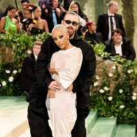 Tampil wet look, Doja Cat hadir di Met Gala 2024 bersama creative director Vetements, Guram Gvasalia. Foto: Theo Wargo/GA/The Hollywood Reporter via Getty Images