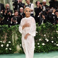 “Dan rasanya sangat bermakna secara poetis untuk memilih ini. Saya tahu itu tidak akan terlalu menyatu, dan saya tidak terlalu suka menyatu,” lanjut pelantun So High itu mengenai penampilannya di Met Gala 2024 yang serba basah seperti habis mandi. Foto: Getty Images/Jamie McCarthy