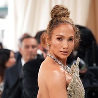 Jennifer Lopez sempat ditanya mengenai penampilannya di Met Gala 2024 dalam wawancara dengan Good Morning America. Dia ditanya apakah gayanya tahun ini memungkinkannya untuk berjalan dengan nyaman. “Hampir tidak pernah. Penampilan Met Gala bukanlah tentang kenyamanan,” jawab Lopez. Foto: GC Images/NDZ/Star Max