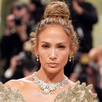 Agar kalung berliannya terlihat jelas, Jennifer Lopez menata rambutnya dengan kuncir tinggi. Dia mengenakan makeup dengan nuansa cokelat keemasan. Foto: GC Images/NDZ/Star Max