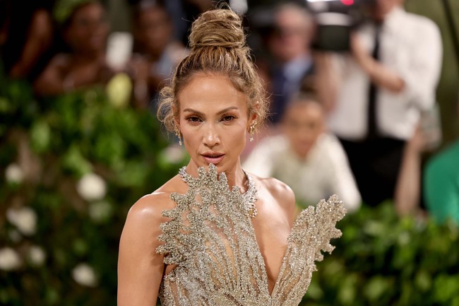 Jennifer Lopez hadir di Met Gala 2024 yang digelar di Metropolitan Museum of Art, New York, Amerika Serikat, Senin (6/5/2024) dengan mengenakan gaun yang dibuat khusus dari Schiaparelli Haute Couture. Foto: GC Images/NDZ/Star Max