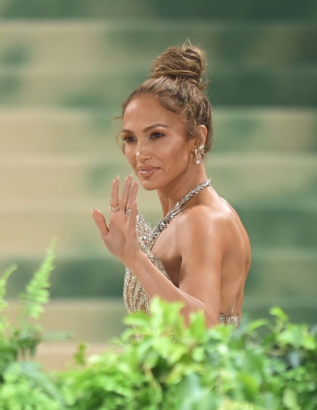Meskipun baju yang dikenakan untuk Met Gala tidaklah senyaman busana biasanya, Jennifer Lopez mengaku selalu senang hadir di acara amal yang digagas Anna Wintour ini. Ini adalah perpaduan yang menarik antara seniman dan pengusaha. Ini bukan hanya tentang musik atau film, melainkan semua orang—mode, film, musik, bisnis—dan Anda bisa memiliki interaksi yang sangat menarik,” ujarnya. Foto: GC Images/NDZ/Star Max