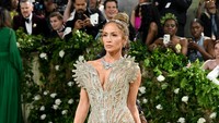 Sexy & Glamour, 8 Gaya Jennifer Lopez Pakai Berlian 100 Karat di Met Gala 2024