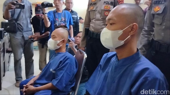 Dua pelaku pencabulan bocah kakak beradik di Brebes saat dihadirkan dalam jumpa pers, Selasa (7/5/2024).