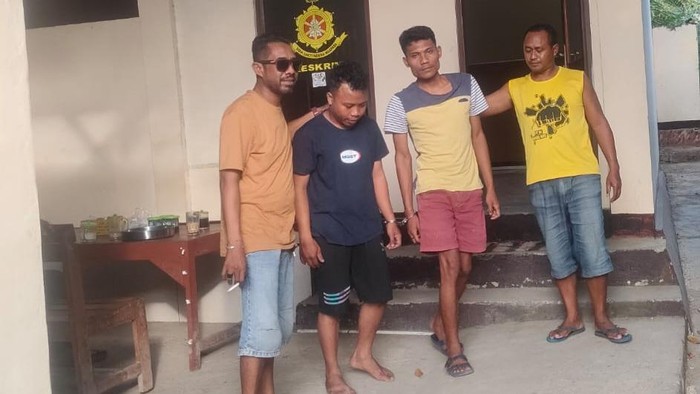 Ridolof Haba dan Joni Gabriel Dara, pelaku penganiayaan terhadap siswa SMP saat diamankan di Mapolsek Maulafa, Kota Kupang, NTT. (Dok Polsek Maulafa).