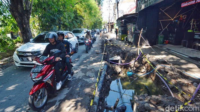 Pengendara melintasi Jalan Nginden-Semolo yang tengah dibangun gorong-gorong