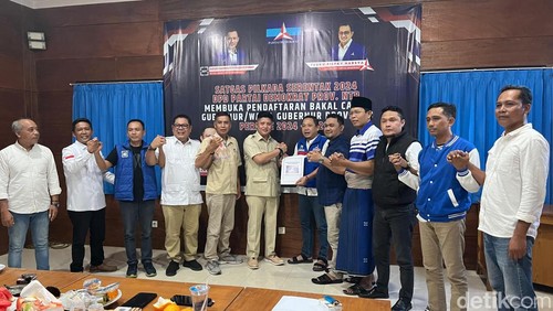 Pengurus Partai Gerindra NTB saat mendaftarkan Lalu Pathul Bahri sebagai bacagub di Partai Demokrat, Selasa (7/5/2024). (Lalu Helmy Akbar/detikBali)