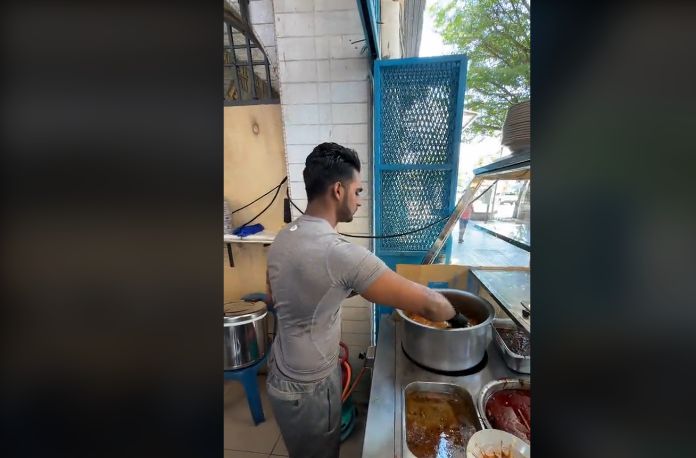 Penjual Nasi Kandar Legendaris Ini Viral Karena Tampan dan Atletis
