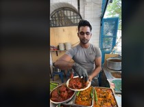 Penjual Nasi Kandar Legendaris Ini Viral Karena Tampan dan Atletis