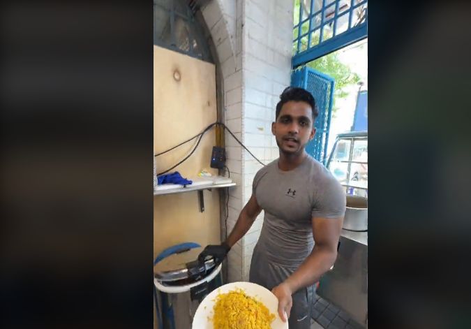 Penjual Nasi Kandar Legendaris Ini Viral Karena Tampan dan Atletis