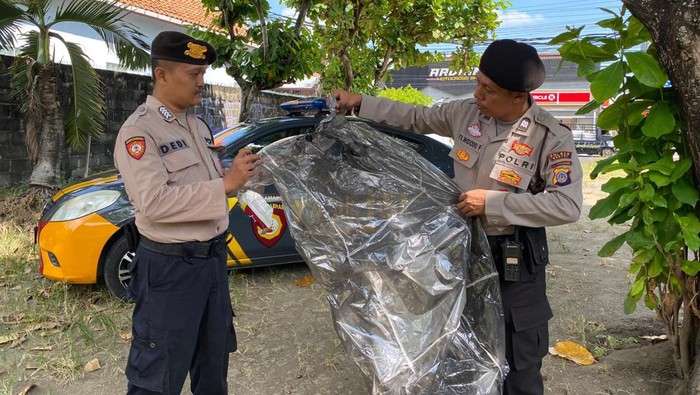 Petugas saat mengevakuasi balon udara di Sewon, Bantul.