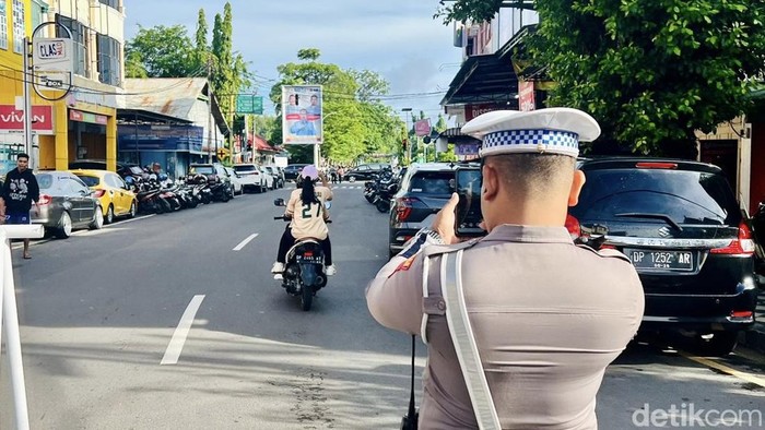 Petugas Satlantas Polres Parepare saat melakukan penerapan tilang elektronik memakai handphone.