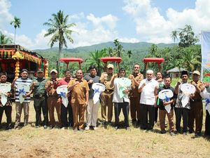 Pj Bupati Palas Edy Junaedi Salurkan Bantuan Alsintan ke Petani