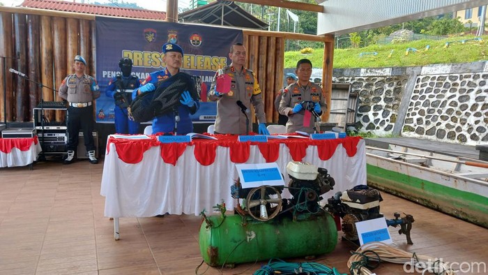 Polda Sulbar merilis kasus nelayan ditangkap karena menggunakan bom ikan. Hafis Hamdan/detikcom