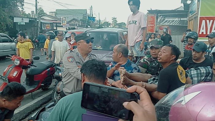 Polisi dan warga mengevakuasi jasad tukang mebel ditemukan mengapung di Sungai Sadan, Toraja Utara. Dokumen Istimewa
