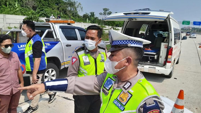 Kecelakaan Mobil Terjadi di Tol Cijago, Ada Korban Tergeletak