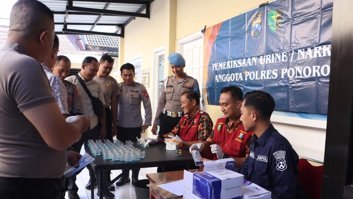 polres ponorogo tes urine