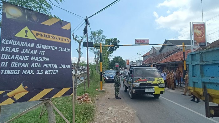 Portal jalan di Probolinggo untuk membatasi kendaraaan dengan tonase besar