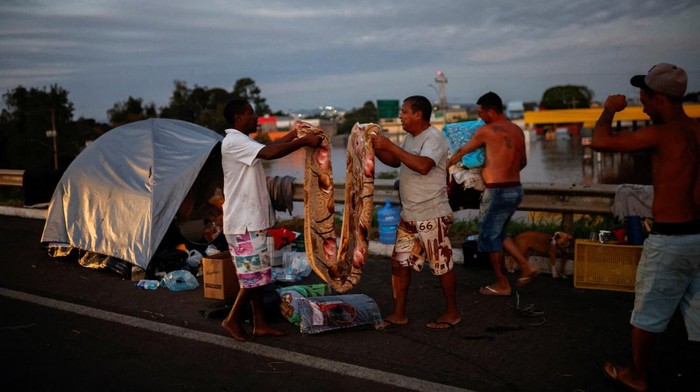 Potret Warga Terdampak Banjir Brasil Mengungsi di Jalanan