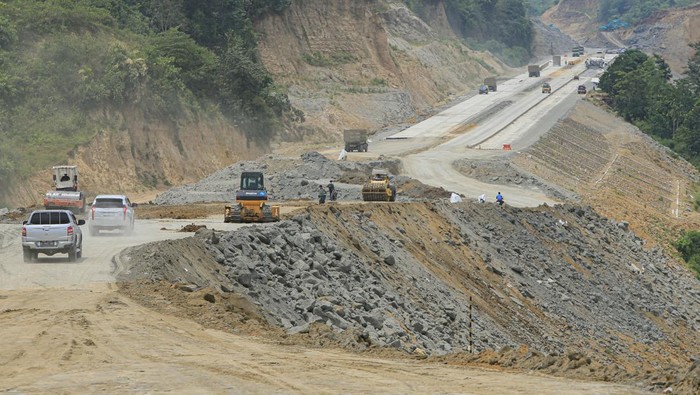 Pekerja melakukan pengerasan ruas jalan Seksi I Tol Sigli-Banda Aceh (Sibanceh) di Aceh Besar, Aceh, Selasa (7/5/2024). Progres pembangunan Jalan Tol Trans Sumatera (JTTS) Ruas Tol Sibanceh Seksi I Padang Tiji - Seulimeum (25 km) sudah mencapai 85,2 persen dan ditargetkan akan rampung serta dapat beroperasi pada September 2024. ANTARA FOTO/Khalis Surry/wpa.
