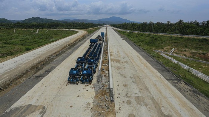 Progres pembangunan seksi satu ruas Tol Sibanceh Pekerja melakukan pengerasan ruas jalan Seksi I Tol Sigli-Banda Aceh (Sibanceh) di Aceh Besar, Aceh, Selasa (7/5/2024). Progres pembangunan Jalan Tol Trans Sumatera (JTTS) Ruas Tol Sibanceh Seksi I Padang Tiji - Seulimeum (25 km) sudah mencapai 85,2 persen dan ditargetkan akan rampung serta dapat beroperasi pada September 2024. ANTARA FOTO/Khalis Surry/wpa.