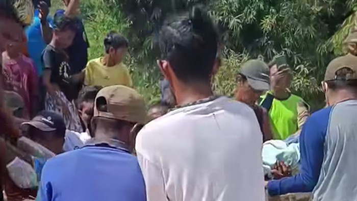 Proses evakuasi jenazah korban tergiling mesin perontok jagung di Dompu.
