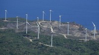 Turbin angin terlihat di provinsi Ilocos Norte, Filipina utara, Senin (6/5/2024).